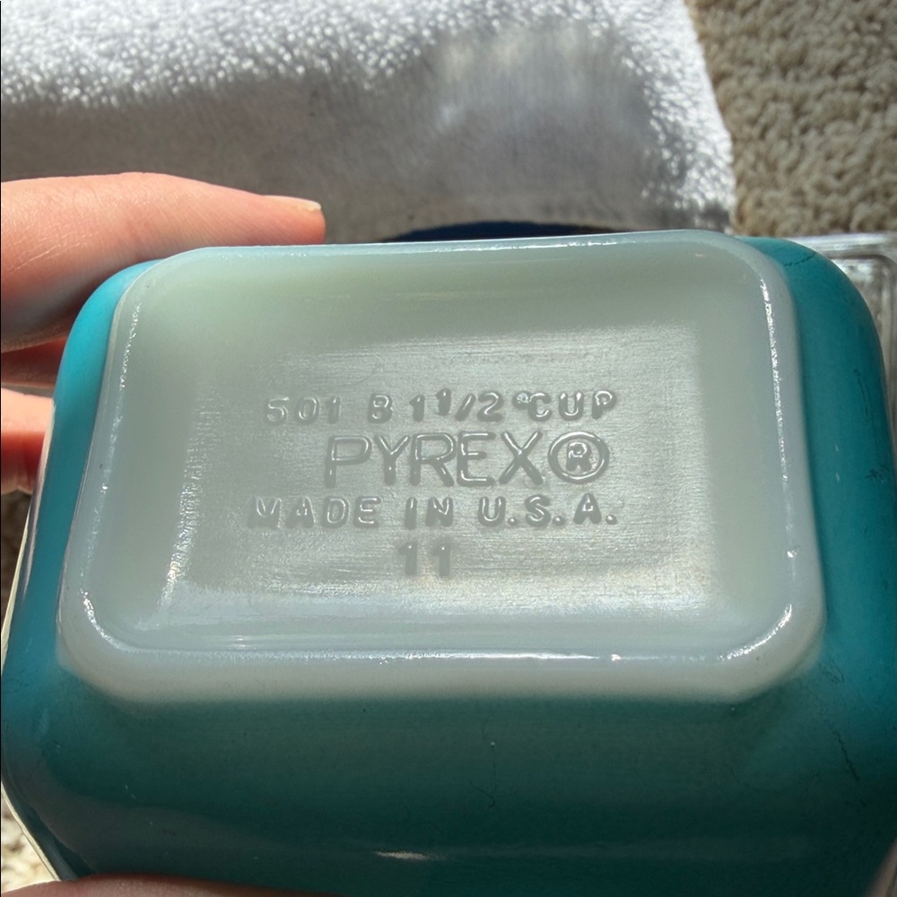 Vintage turquoise pyrex Glass Containers with Lids - Picture 6 of 7
